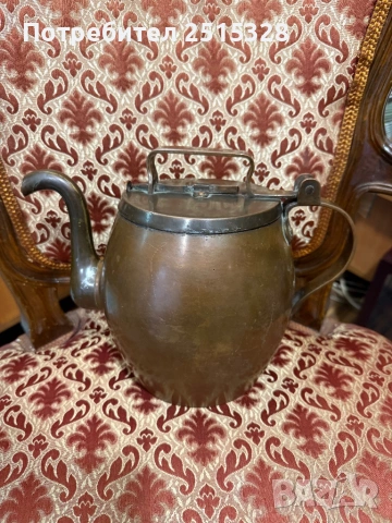 Античен стар масивен меден чайник