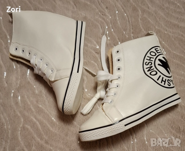 Бели боти с черна щампа и с вътрешна платформа