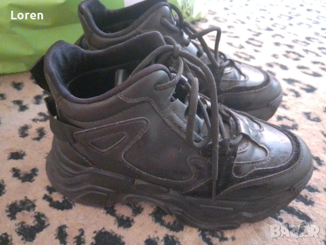 Черни маратонки само за фетиш