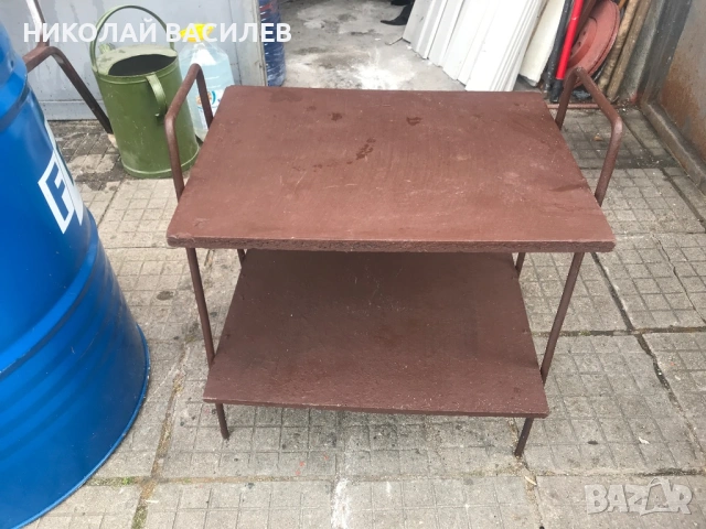 Малка  масичка  на  2  етажа  .