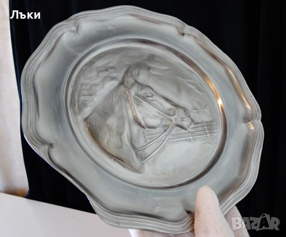 Калаена чиния,пано,глава на Кон,680 гр. 