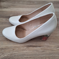 Дамски бели обувки със шарен ток на цветя 39 номер, снимка 4 - Дамски обувки на ток - 45018440