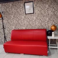 Червен диван триместен, снимка 1 - Дивани и мека мебел - 45109470