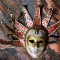 Венециански маски ръчно изработени и оцветени . Може и на стена да се позиционират , снимка 2 - Декорация за дома - 45035228