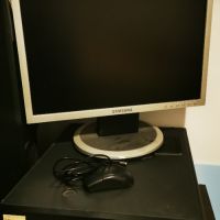Продавам комплект компютър монитор и мишка, снимка 1 - За дома - 45210471