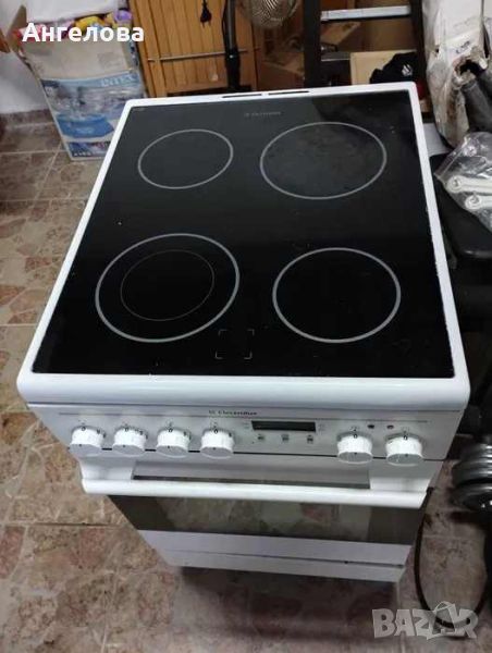 Готварска печка с керамични котлони Електролукс, снимка 1