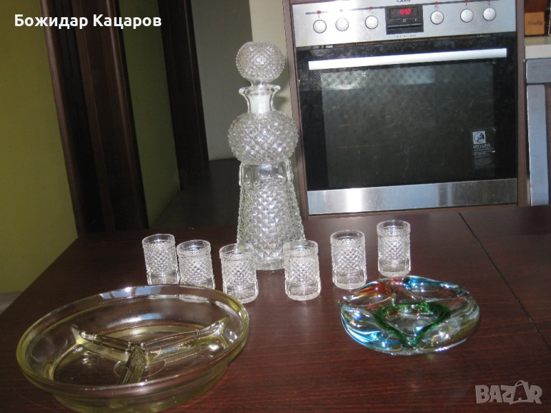 Стар сервиз за ракия, с пепелник от цветно стъкло и плато за мезета. Цена 35 лева, за всичко от сник, снимка 1
