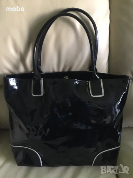 Дамска черна лачена чанта, марка ESTEE LAUDER ,едно отделение с вътрешен джоб, затваряне с магнитно , снимка 1