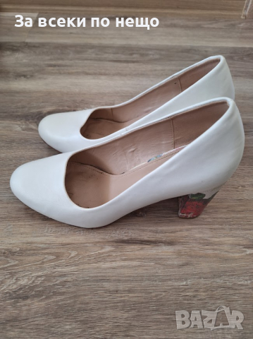 Дамски бели обувки със шарен ток на цветя 39 номер, снимка 4 - Дамски обувки на ток - 45018440