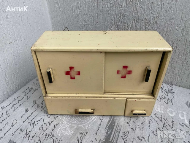 Стара Дървена Аптечка, снимка 2 - Антикварни и старинни предмети - 51049556