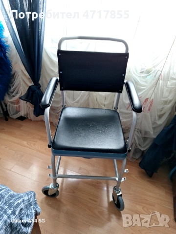 Инвалиден стол за тоалетна и баня