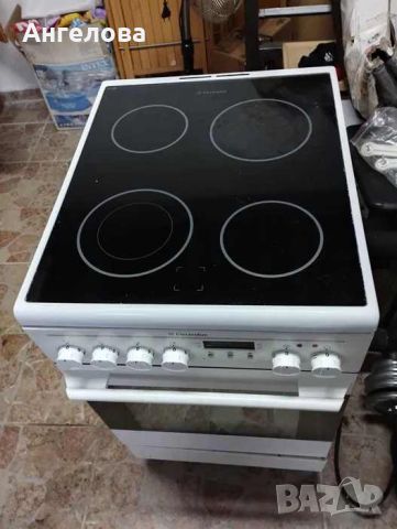 Готварска печка с керамични котлони Електролукс, снимка 1 - Печки, фурни - 46030850