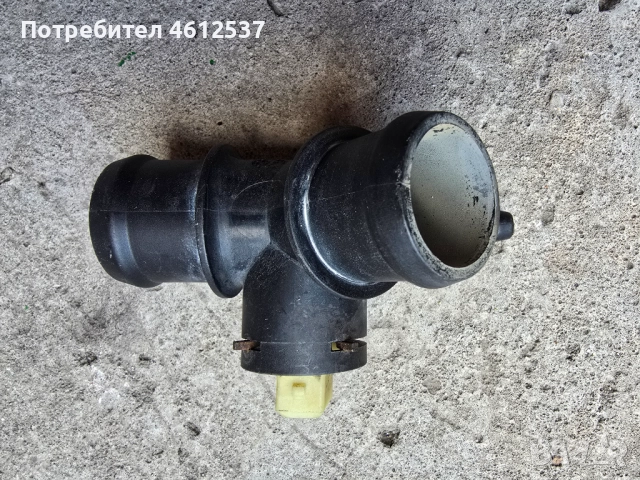 Оригинален фланец/тройник с датчик за охладителна течност на Фолксваген Голф 4 1.9тди Бора/1J0121087, снимка 2 - Части - 52008909