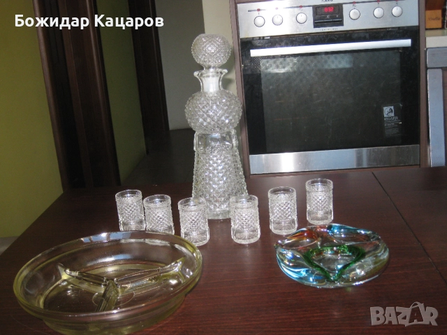 Стар сервиз за ракия, с пепелник от цветно стъкло и плато за мезета. Цена 35 лева, за всичко от сник