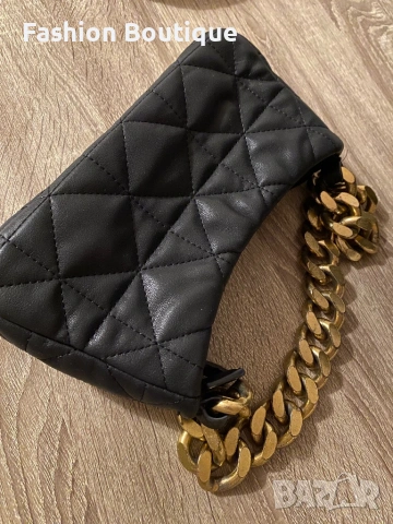 Дамска чанта с метален акцент 