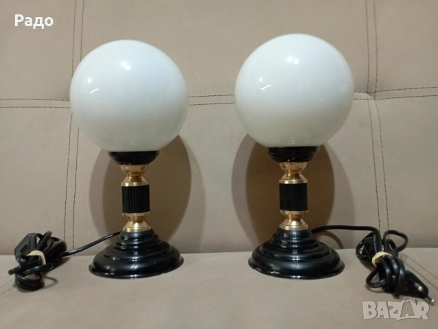 Комплект от две красиви лампи с бели сферични стъклени абажури
