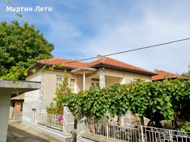 Къща с. Партизанин. Център, снимка 2 - Къщи - 52481421