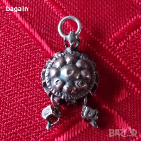 Сребърен медальон с диаманти., снимка 2 - Колиета, медальони, синджири - 52366416