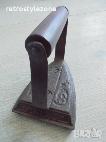 № 8341 Стара чугунена ютия с дървена дръжка , снимка 3 - Други ценни предмети - 52263221