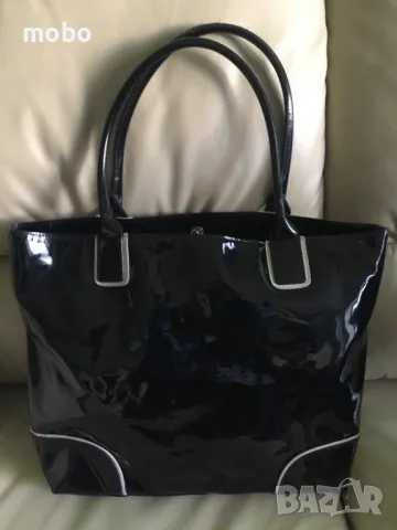 Дамска черна лачена чанта, марка ESTEE LAUDER ,едно отделение с вътрешен джоб, затваряне с магнитно 