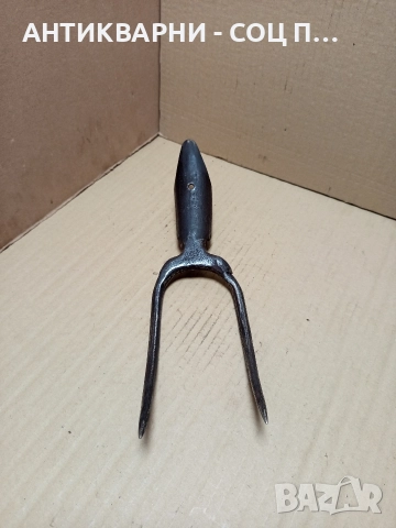 Стара Ръчно Кована Двурога Вила За Сено 0.500кг., снимка 2 - Антикварни и старинни предмети - 52595552