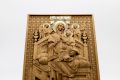 Позлатена релефна икона "Св. Богородица Всецарица" (на трон) от масивен дъб - 9 карата, снимка 1 - Икони - 46006410