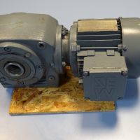 мотор-редуктор SEW-EURODRIVE SA40DT71K-4 220/380V, снимка 4 - Резервни части за машини - 45144206