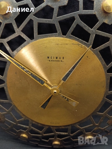 Стар метален стенен часовник, снимка 2 - Антикварни и старинни предмети - 53661204