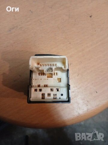 Бутон ел.огледала за Тойота Ярис 05-12г. 769746D, снимка 2 - Части - 53860889