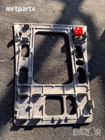 Лайсна около  скоростен лост за Mercedes W210 E class, снимка 2 - Части - 49921139