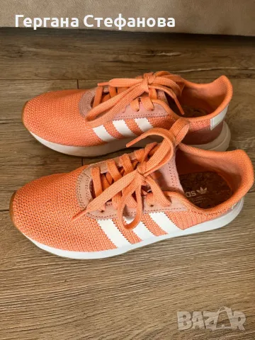 Оригинални Adidas 37 номер  Неразличими от нови Цена 55лв, снимка 2 - Маратонки - 47518395