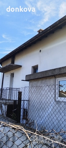 масивна самостоятелна къща Байкушева махала в близост до центъра., снимка 13 - Къщи - 52673836