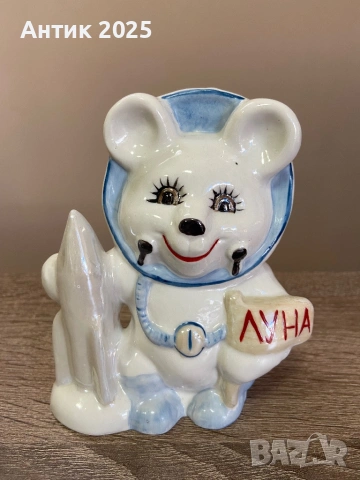 Порцеланова статуетка „Олимпийското мече – космонавт с ракета и табелка „ЛУНА““ — Коростен, винтидж