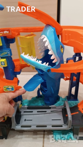Hot Wheels Паркинг-гараж Акула – City Attacking Shark Escape, снимка 4 - Коли, камиони, мотори, писти - 16477004
