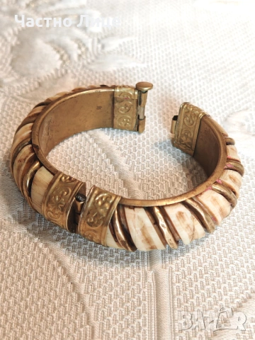 Стара Бронзова Гривна с Кост и Орнаменти. Отлично състояние., снимка 2 - Антикварни и старинни предмети - 53961767