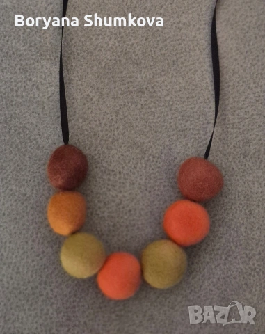 Дамско колие от плъстена вълна