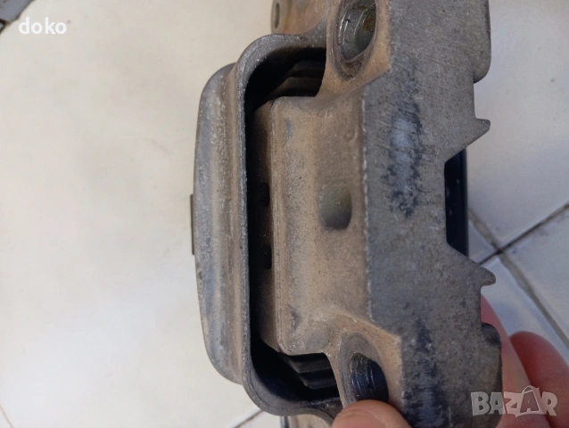 Тампон двигател голф 5, снимка 4 - Части - 53810261