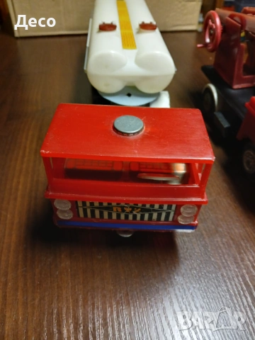 Стари полски играчки камиони.