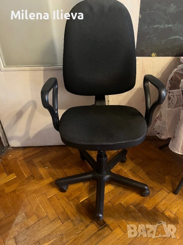 Офис стол с подлакътници – въртящ се, черен, много запазен, снимка 2 - Столове - 53835814