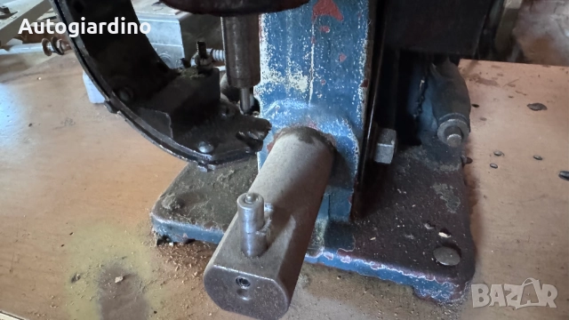 Машина за поставяне на копчета