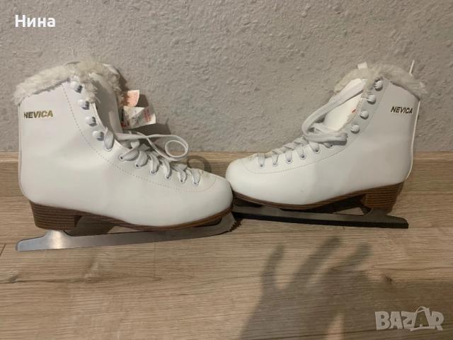 Дамски кънки на лед 