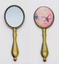 Английско ръчно огледалце от месинг с красив гръб с пеперуди в оригиналната си кутия , снимка 1 - Антикварни и старинни предмети - 44948533