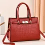 Дамска чанта с кроко текстура – изисканост и стил за всяка модерна жена, снимка 5