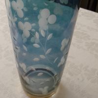 ретро синя стъклена ваза с гравирани цветя, снимка 8 - Антикварни и старинни предмети - 45620393