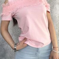 Блуза с оголени рамо и къдри от тюл, цвят розов , снимка 1 - Тениски - 45527421