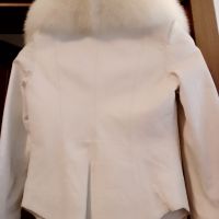 Бяло кожено яке,естествена кожа с подвижна яка от бяла лисица, снимка 2 - Якета - 45187437