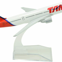 Бойнг 777 самолет модел макет метален лайнер TAM летище, снимка 3 - Колекции - 44974688