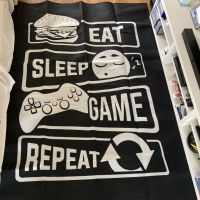 Геймърски декоративен килим -Eat Sleep Game Repeat 🕹️, снимка 3 - Друга електроника - 45315685