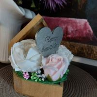 Дървена кутия сърце със сапунени цветя в бяло и розово и гравирано пожелание, снимка 3 - Сувенири от дърво - 45616535