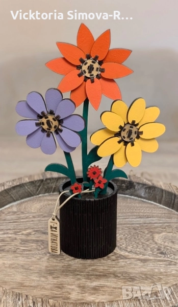 Дървена, ръчно рисувана саксийка с цветя, снимка 1